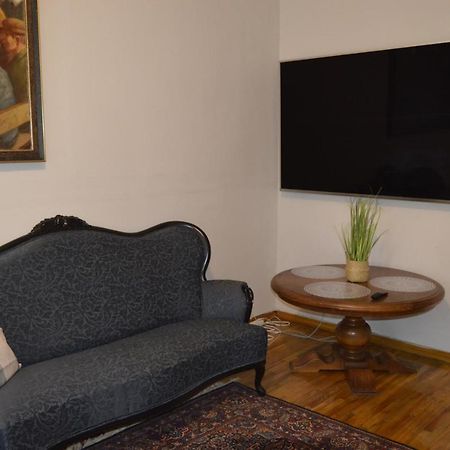 Unique Spacious Classic 3 Bedroom Midtown Apartment ! Billiard Room ! Riga Exterior photo