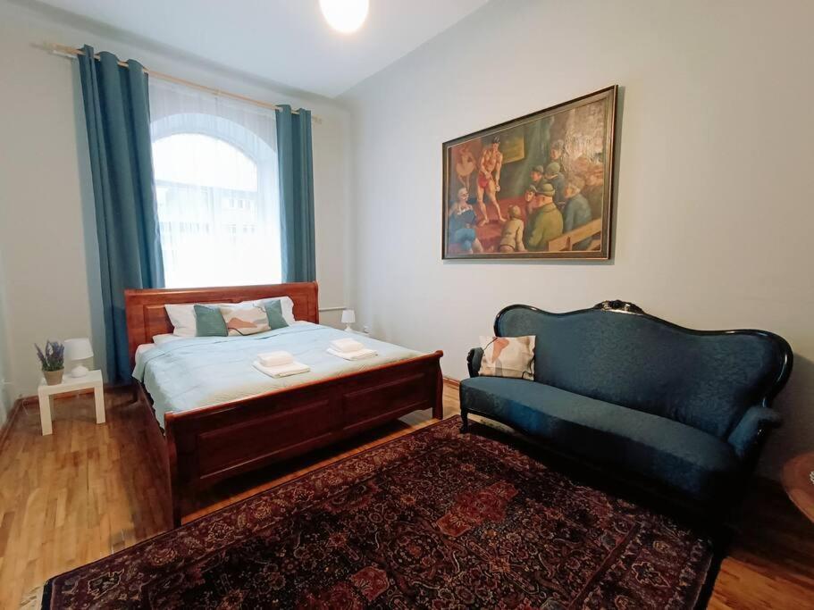 Unique Spacious Classic 3 Bedroom Midtown Apartment ! Billiard Room ! Riga Exterior photo