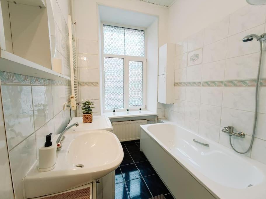 Unique Spacious Classic 3 Bedroom Midtown Apartment ! Billiard Room ! Riga Exterior photo