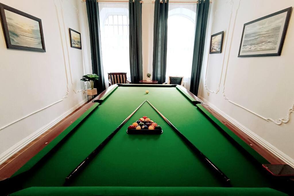 Unique Spacious Classic 3 Bedroom Midtown Apartment ! Billiard Room ! Riga Exterior photo