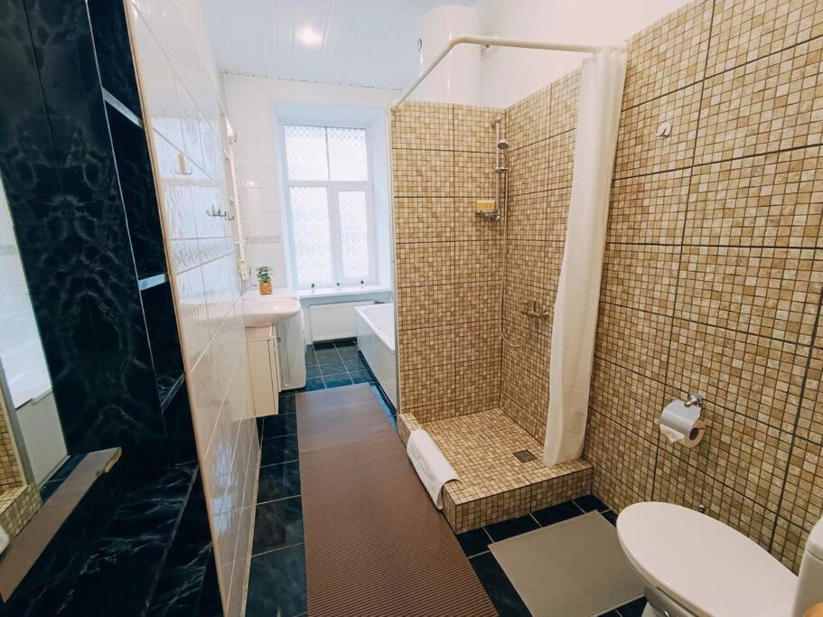 Unique Spacious Classic 3 Bedroom Midtown Apartment ! Billiard Room ! Riga Exterior photo