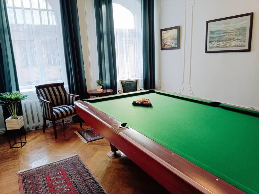 Unique Spacious Classic 3 Bedroom Midtown Apartment ! Billiard Room ! Riga Exterior photo
