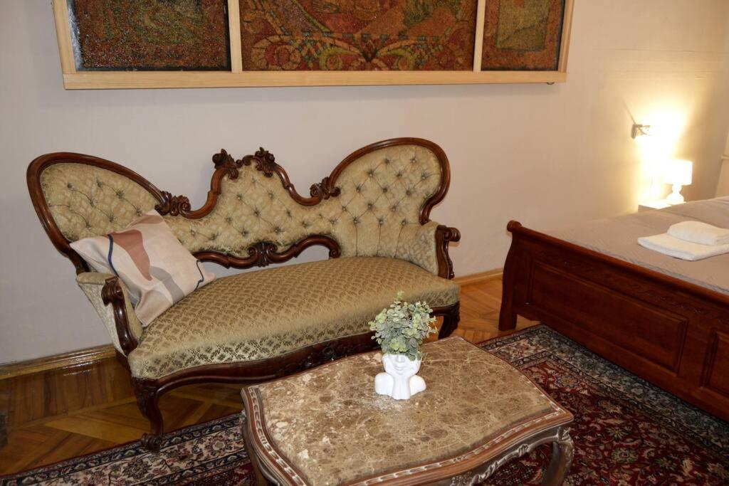 Unique Spacious Classic 3 Bedroom Midtown Apartment ! Billiard Room ! Riga Exterior photo