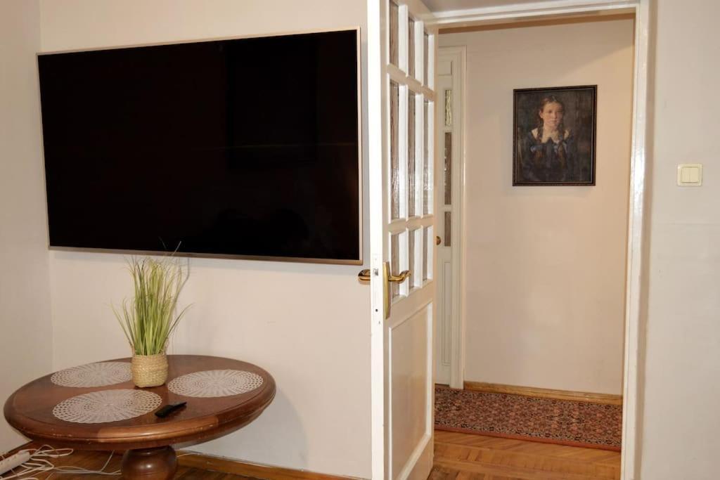 Unique Spacious Classic 3 Bedroom Midtown Apartment ! Billiard Room ! Riga Exterior photo