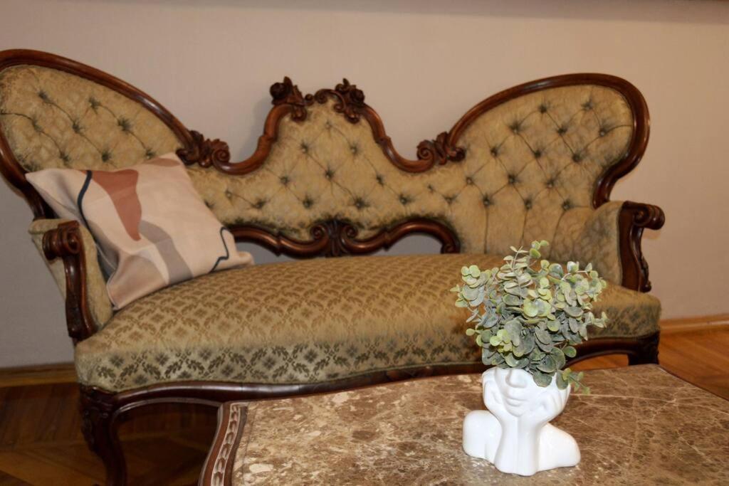 Unique Spacious Classic 3 Bedroom Midtown Apartment ! Billiard Room ! Riga Exterior photo