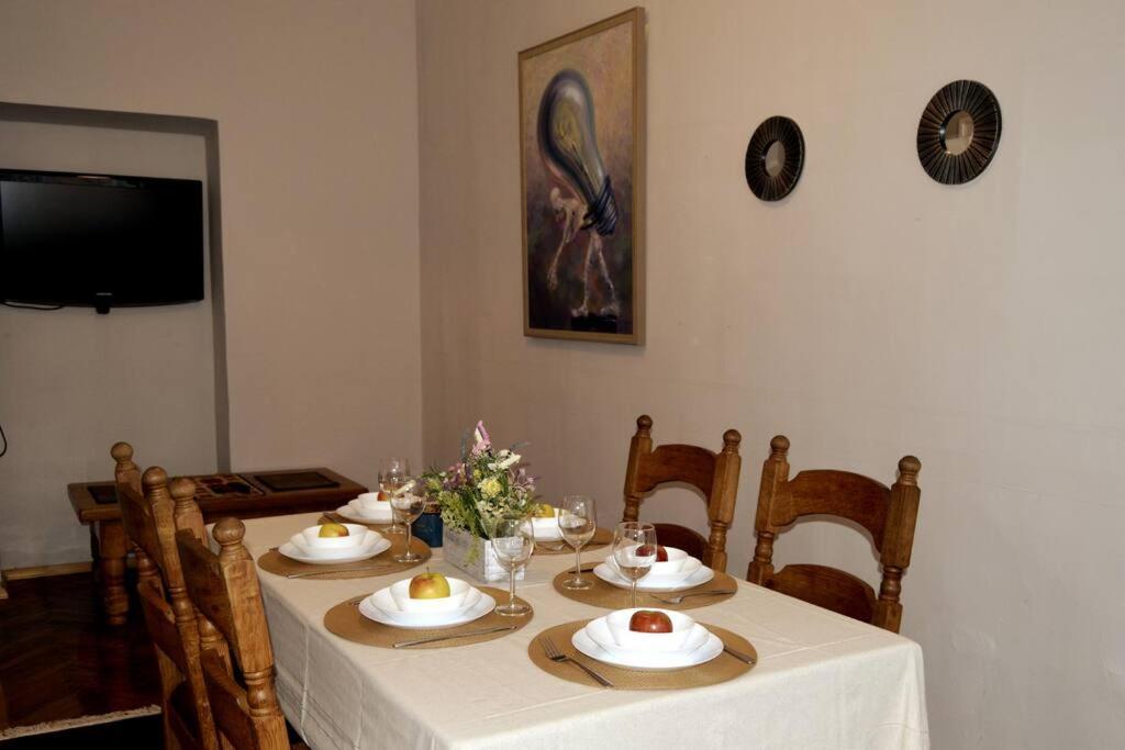 Unique Spacious Classic 3 Bedroom Midtown Apartment ! Billiard Room ! Riga Exterior photo