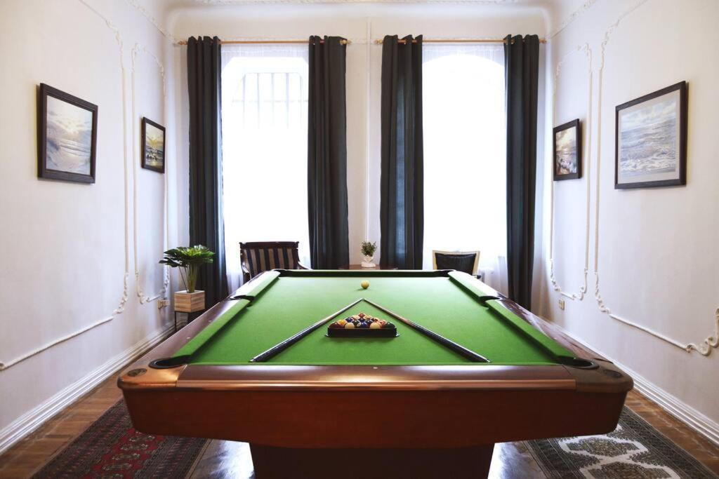 Unique Spacious Classic 3 Bedroom Midtown Apartment ! Billiard Room ! Riga Exterior photo