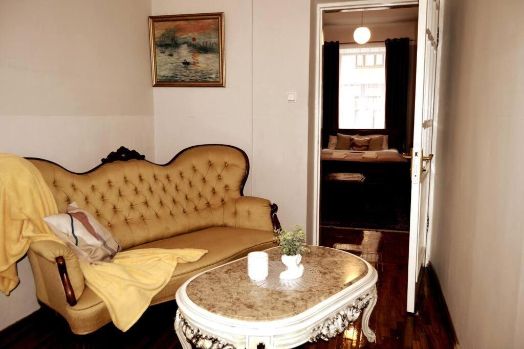 Unique Spacious Classic 3 Bedroom Midtown Apartment ! Billiard Room ! Riga Exterior photo
