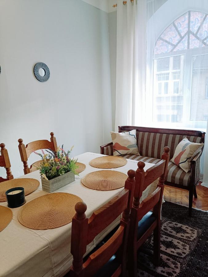 Unique Spacious Classic 3 Bedroom Midtown Apartment ! Billiard Room ! Riga Exterior photo