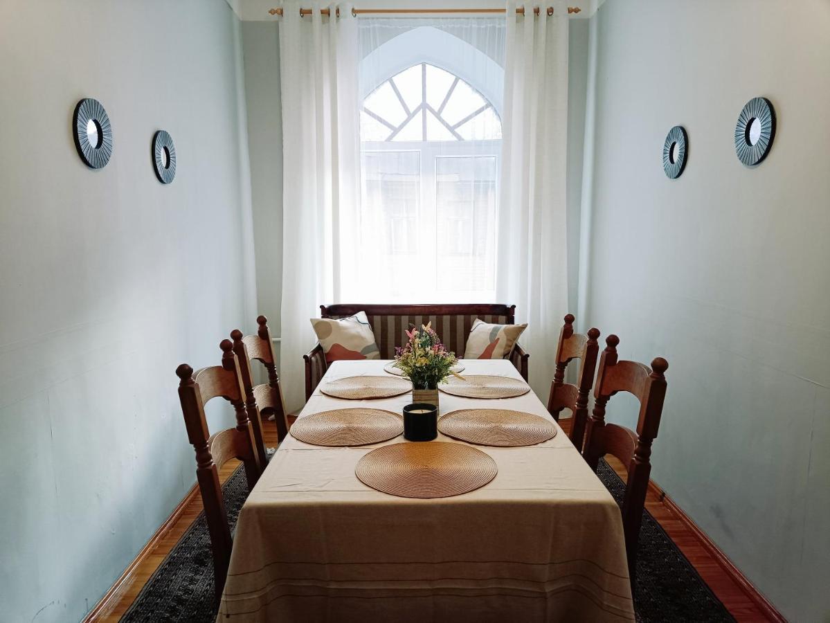 Unique Spacious Classic 3 Bedroom Midtown Apartment ! Billiard Room ! Riga Exterior photo