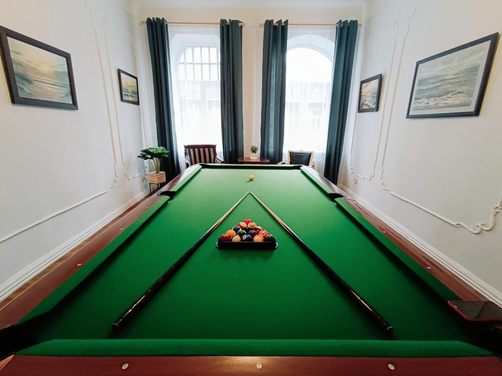 Unique Spacious Classic 3 Bedroom Midtown Apartment ! Billiard Room ! Riga Room photo